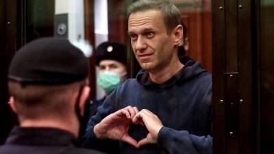 Алексей Навальный приговорен к 3,5 годам в колонии: "Кремль запугивает россиян"