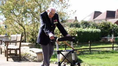 Герой Британии 100-летний Том Мур умер от заражения коронавирусом