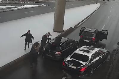 В Киеве компания людей избила водителя легковушки на мосту Метро