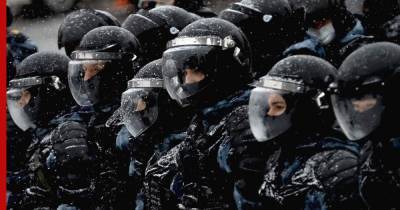 В Москве и Санкт-Петербурге полиция задерживает участников несогласованной акции протеста