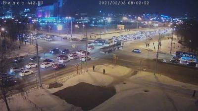 В Кемерове на Ленина автомобиль упал на бок, появилось видео момента ДТП