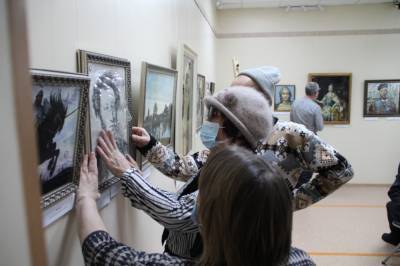 В корсаковском музее можно потрогать картины