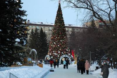 Главную елку Новосибирска не могут убрать три дня