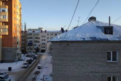 В Уфе на людей с крыши рухнул снег