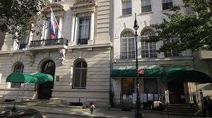 В Нью-Йорке в здание генконсульства России швырнули банку с краской
