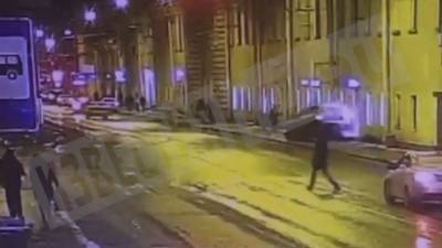 Видео: Иномарка влетела в здание магазина в центре Петербурга
