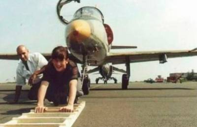 Брюс Ли - В 11 лет он сдвигал с места самолеты и поднимал 240 тонн на шпагате. Посмотрите, как сложилась судьба мальчика-силача - ont.by