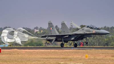 От истребителей до бронетехники: какое оружие представила Россия на выставке Aero India 2021