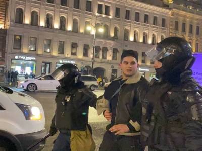 Правозащитники: В Петербурге на ночном шествии задержали около 250 человек