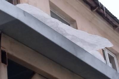 Жители дома в Сорочинске должны сами убирать глыбы льда с крыши