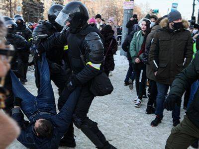 В оцепленной ОМОНом Москве прошли жесткие задержания после суда над Навальным