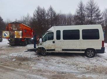 В Башкирии микроавтобус столкнулся со снегоуборщиком