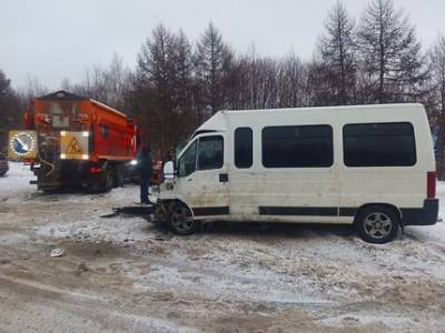 На трассе в Башкирии столкнулись автобус ритуальной службы и КамАЗ