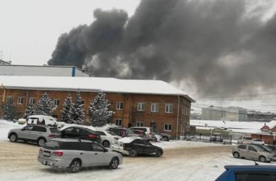 На горящем складе запчастей в Красноярске произошло обрушение кровли