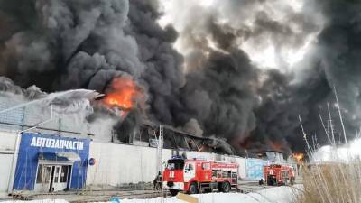 Сильный пожар вспыхнул на складе автозапчастей в Красноярске