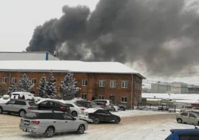 На складе автозапчастей в Красноярске произошел крупный пожар