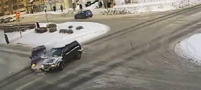 Внедорожник вылетел на тротуар после ДТП на перекрестке в Петрозаводске (ВИДЕО)