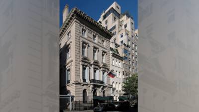 Генконсульство РФ в Нью-Йорке пожаловалось на облившего краской здание вандала