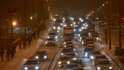 Утренний снегопад в Петербурге спровоцировал девятибалльные пробки на дорогах