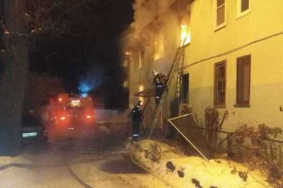Из горящего дома в Алексине пожарные спасли 10 человек