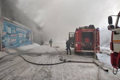 В Красноярске горит автомобильный склад