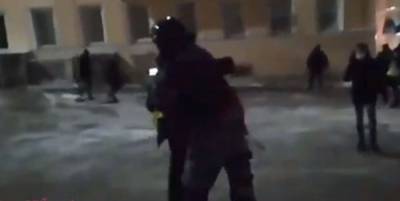 РИА: Росгвардия оценит действия омоновца, со спины нокаутировавшего журналиста дубинкой