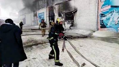 Трое пожарных пропали при тушении возгорания на складе в Красноярске