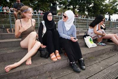 Макрон хочет выгнать иностранных имамов и запретить сертификаты о девственности