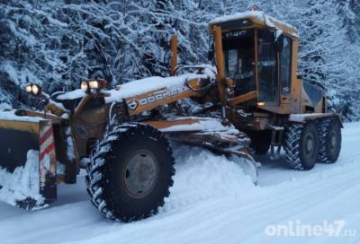 В Ленобласти 440 машин вышли на очистку дорог от снега