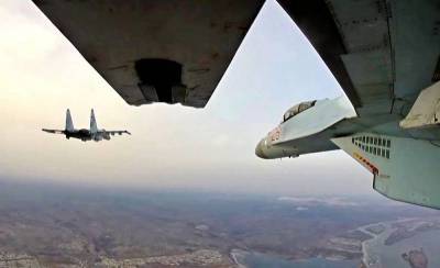 Бомбардировщики ВКС уничтожают боевиков на границе с Турцией под прикрытием Су-35