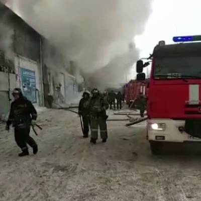 Трое спасателей пропали при тушении пожара в Красноярске
