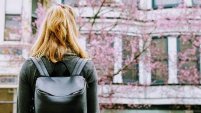 В Карелии разыскивают двух худощавых школьниц с разноцветными рюкзаками