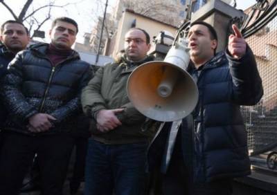 Армянская оппозиция протестует у парламента: «Власти готовят посадки»