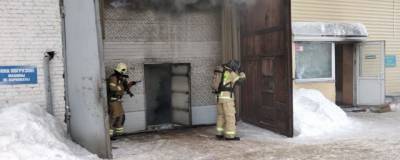 При тушении возгорания на складе в Красноярске пропали трое пожарных