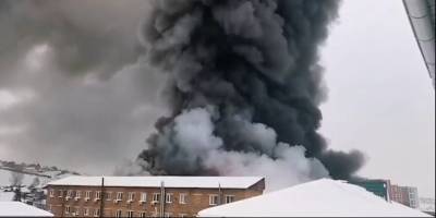 В Красноярске России горит склад запчастей, пожарные пропали под завалами - видео 3 февраля - ТЕЛЕГРАФ