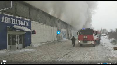 В Красноярске пропали трое пожарных, тушивших огонь на складе автозапчастей