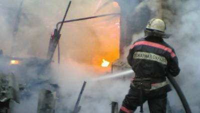Трое сотрудников МЧС могли погибнуть во время тушения пожара в Красноярске
