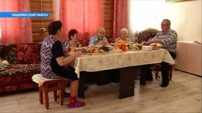 В Башкирии семья приютила троих пенсионеров