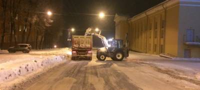 Власти Петрозаводска рассказали о круглосуточной борьбе со снегом и льдом на городских улицах