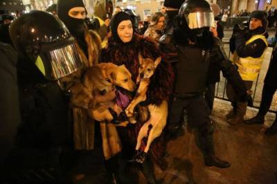 Задерживали даже животных: в Санкт-Петербурге в автозак посадили собак и их владельцев