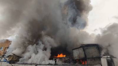 Трое пожарных погибли при тушении склада с автозапчастями в Красноярске.