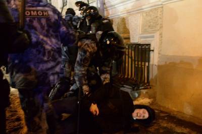 В Москве и Петербурге силовики избивали сторонников Навального — как это было