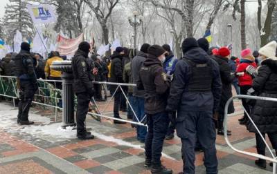 В Киеве протесты под Радой и Кабмином. Возможно ограничение движения
