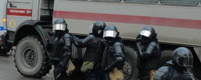 В отношении силовика, ударившего оператора на митинге в Москве, проведут проверку