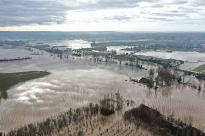 Во Франции две реки вышли из берегов и затопили десятки населенных пунктов: погибло два человека (фото)