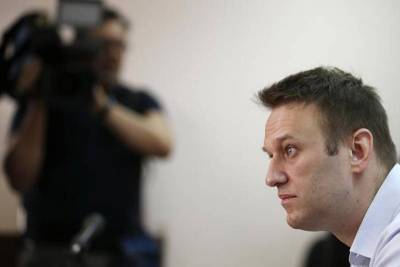 Суд отправил Навального в тюрьму почти на три года