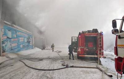 Трое пожарных погибли при тушении огня на складе автозапчастей в Красноярске
