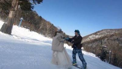 Во Владивостоке молодожены исполнили романтический танец на сноубордах