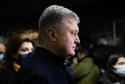 Порошенко предостерег власть от "давления на украинские патриотические телеканалы"