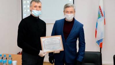 Ильдар Гилязов наградил лучшие МО Выборгского района за новогоднее украшение улиц